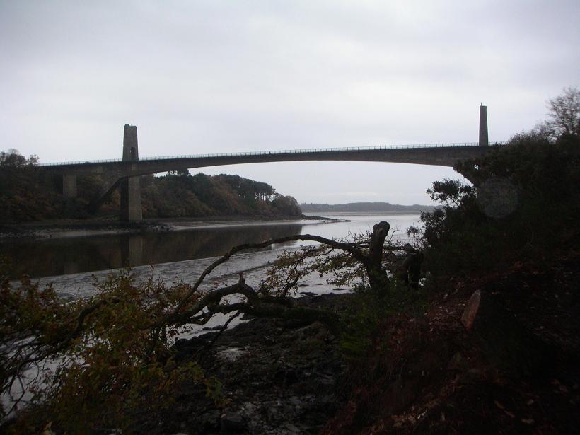 Le Pont du Bonhomme et &agrave; l'arri&egrave;re du tablier actuel, les piles de l'ancien pont suspendu.