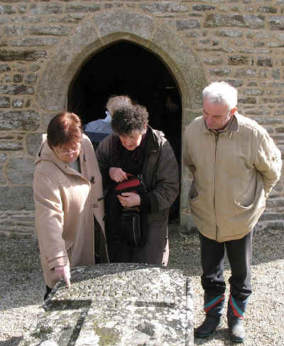 La tombe du cur&eacute;  devant la porte ouest de la chapelle