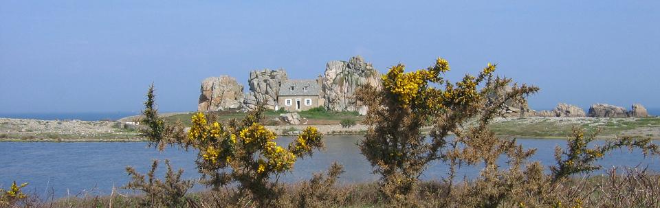 La petite maison dans le granite &agrave; Castel-Meur en Plougrescant.(Cliquer pour vous rapprocher un peu)