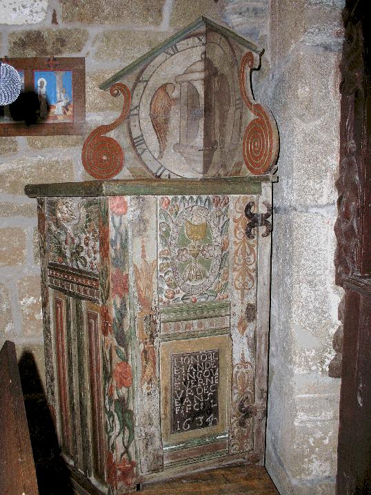 Chaire polychrome de la Chapelle Notre Dame de Port-Blanc. Noter que le dessin de l'horloge indique deux fois XII heures mais pas XI heures!