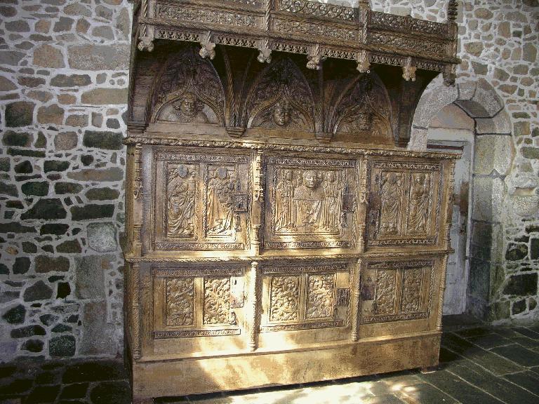 Un meuble tr&egrave;s ouvrag&eacute;, fin du gthique flamboyant, dans le transept sud (Gallimard, p.366)